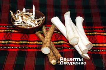 Для начала корни хрена надо очистить острым ножом