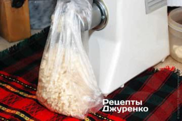 Измельчить хрен на терке или мясорубкой