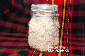 Переложить измельченный хрен в банку с герметичной крышкой