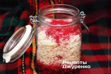 Сок отжать с помощью куска х/б ткани и вылить в банку с хреном