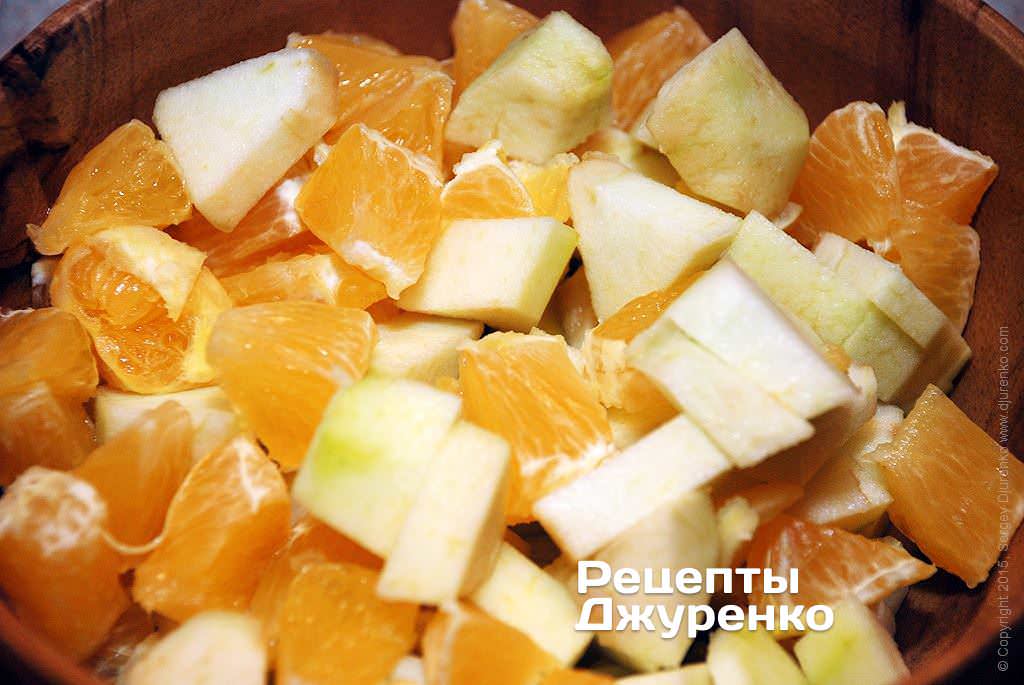 Накрошить яблоко и апельсин.