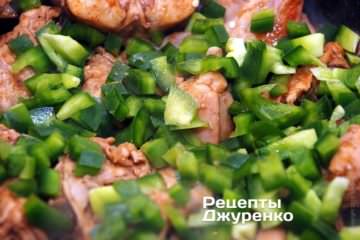 Добавить нарезанный перец