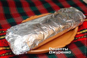 Загорнути філе окуня в харчову фольгу