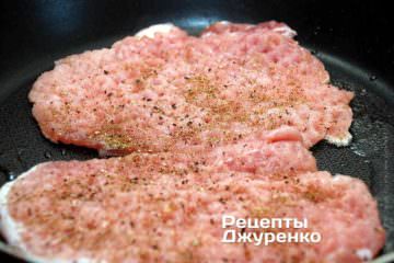 М'ясо смажити на середньому вогні з обох сторін по 3 хвилини