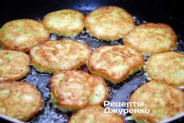 Кабачкові оладки перевернути і смажити з іншого боку