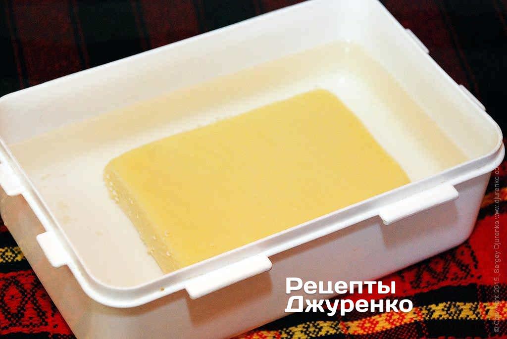 Пластинки сиру покласти в холодну воду.