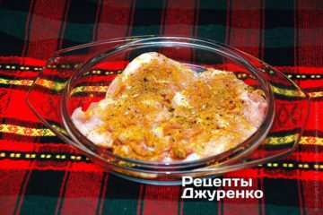 намазати курку спеціями