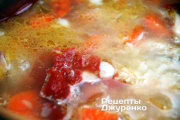 Додати часник, томатну пасту і спеції