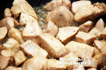 Обжарить кусочки куриного филе