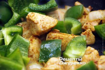 Добавить нарезанный перец