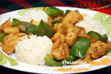 Курица с карри подается с рисом