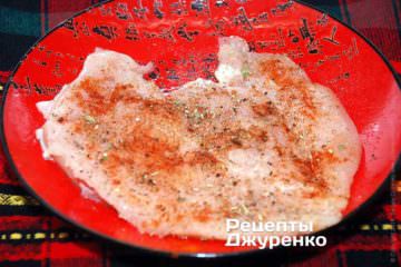 Слегка отбить филе и посыпать его специями