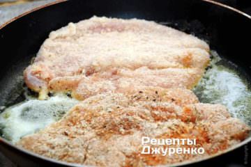 Выложить филе в панировке на сковородку