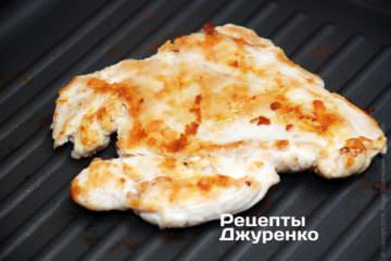 Жарить куриное мясо до готовности