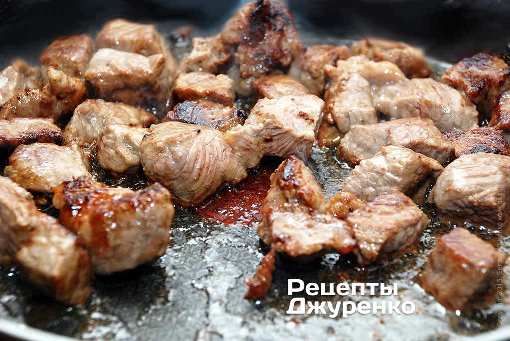 Жарить мясо на среднем огне, помешивая и без крышки.