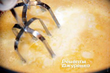 Додати рослинну олію і молоко