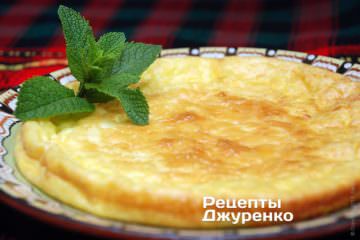 Викласти омлет на тарілку