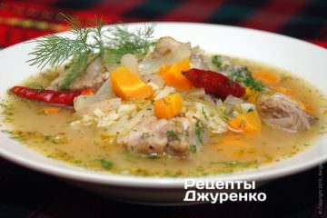 Розлити суп по тарілках