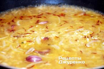 Влить на сковородку приблизительно 1.5 стакана мясного бульона, оставшегося после варки мяса
