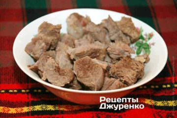 Пока рис готовится, нарезать отваренную говядину на совсем небольшие кусочки