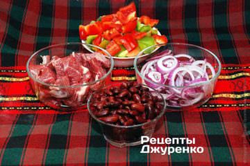 Нарезать овощи для чили кон карне