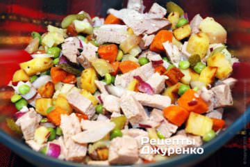 Смешать салат и подготовить заправку