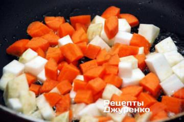 До обсмаженою корінних додати нарізану цибулю