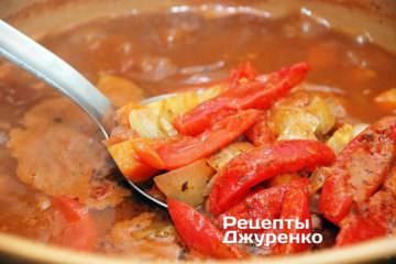 Додати нарізаний соломкою сирий помідор