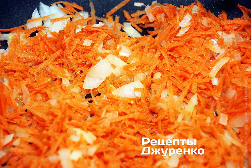 На сливочном масле обжарить лук и морковку.