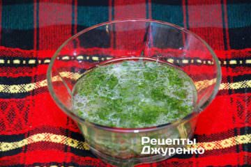Измельчить чеснок и растереть с солью. Добавить растительное масло и мелко нарезанный укроп