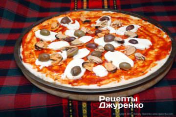 Викласти на тісто мідії і оливки