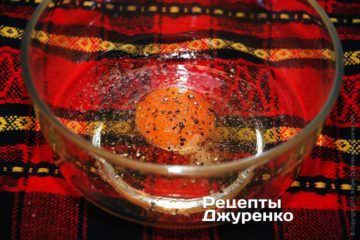 Взбить вилкой яйцо