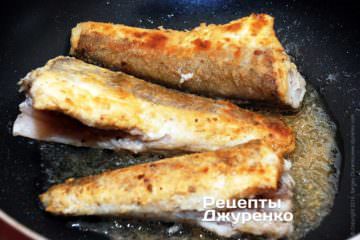 Обсмажити рибу до рум'яної скоринки