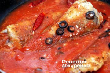 Влити до риби з оливками томатне пюре