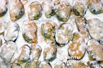 Посыпать мидии мукой