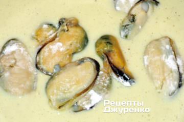 Бросить мидии в кляр и перемешать