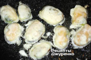 Выложить мидии в масло