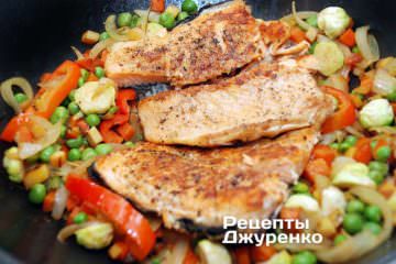 В овочі викласти обсмажену червону рибу