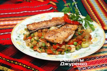 На тарілки викласти овочі і рибу