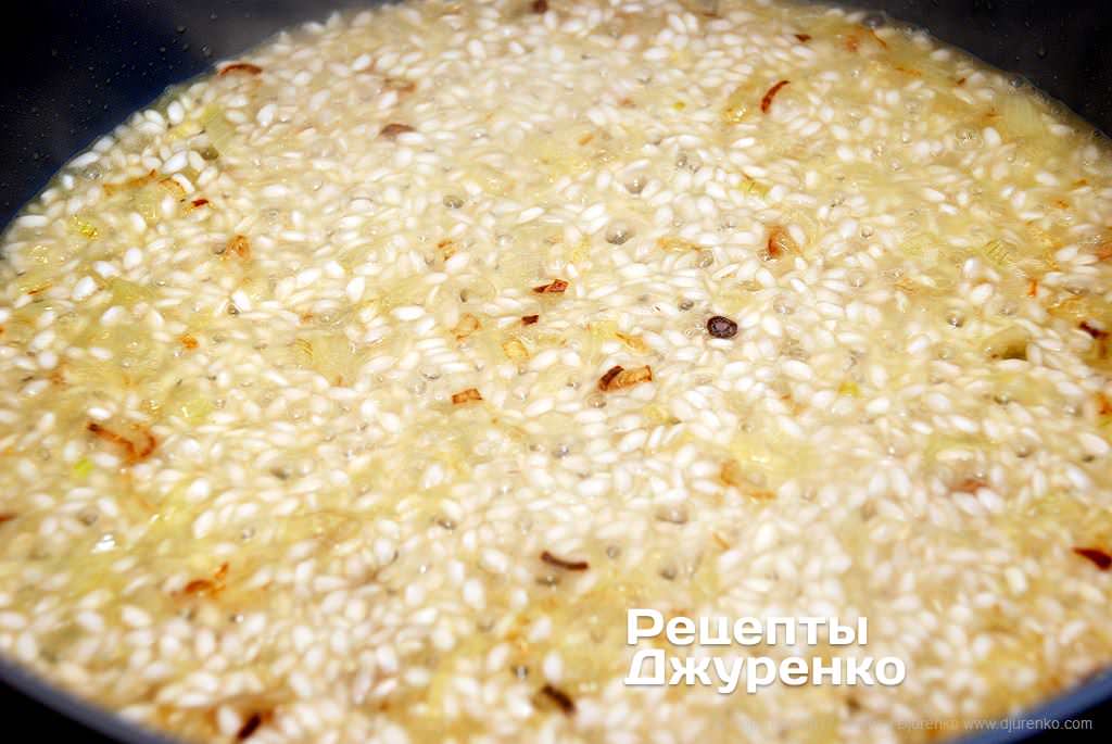 Варить рис, добавляя бульон.