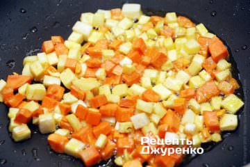 Обжарить морковку и пастернак
