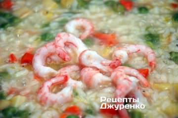добавить креветки