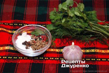 Зелень, спеції і часник для маринаду