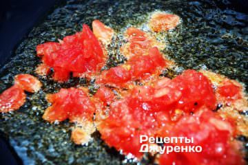 М'якоть помідорів смажити на олії