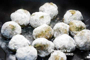 Тефтели обвалять в муке и выложить на сковородку