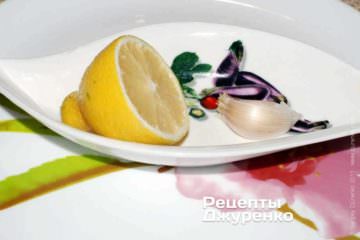 Смешать чеснок и лимон Смешать чеснок и лимон