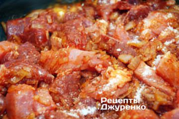 Добавить мясо и перемешать