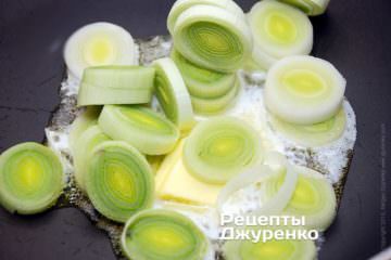 Обсмажити цибулю-порей
