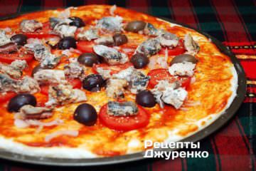 Разложить по тесту кусочки сардин