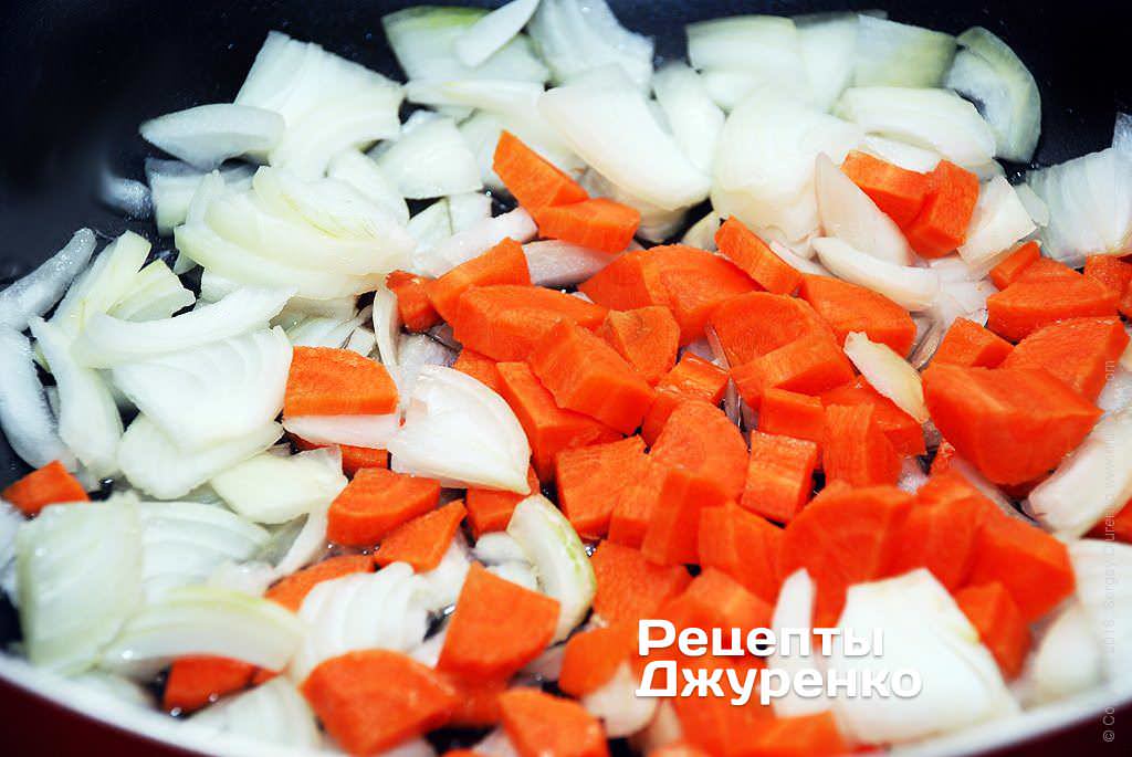 У сотейнику розігріти масло і викласти в нього цибулю і моркву.